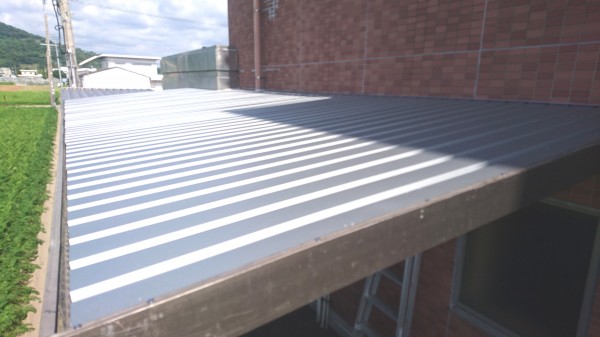 テラス屋根材　張替え工事　ガルバリウム鋼板７