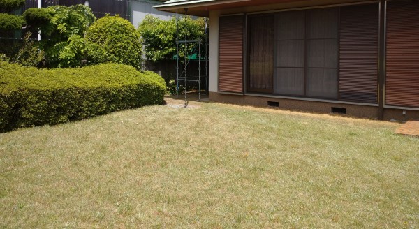 芝生の庭からコンクリート製舗装材へリフォーム７