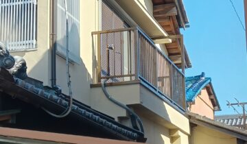 アルミ製の手摺で錆の心配は有りません。強度もバッチリです。 給水配管は露出配管になったので、凍結防止に保温カバーを巻きました。