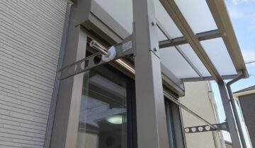 壁付けタイプの物干しです。テラスの柱に取り付けるには取付金具が必要になります。